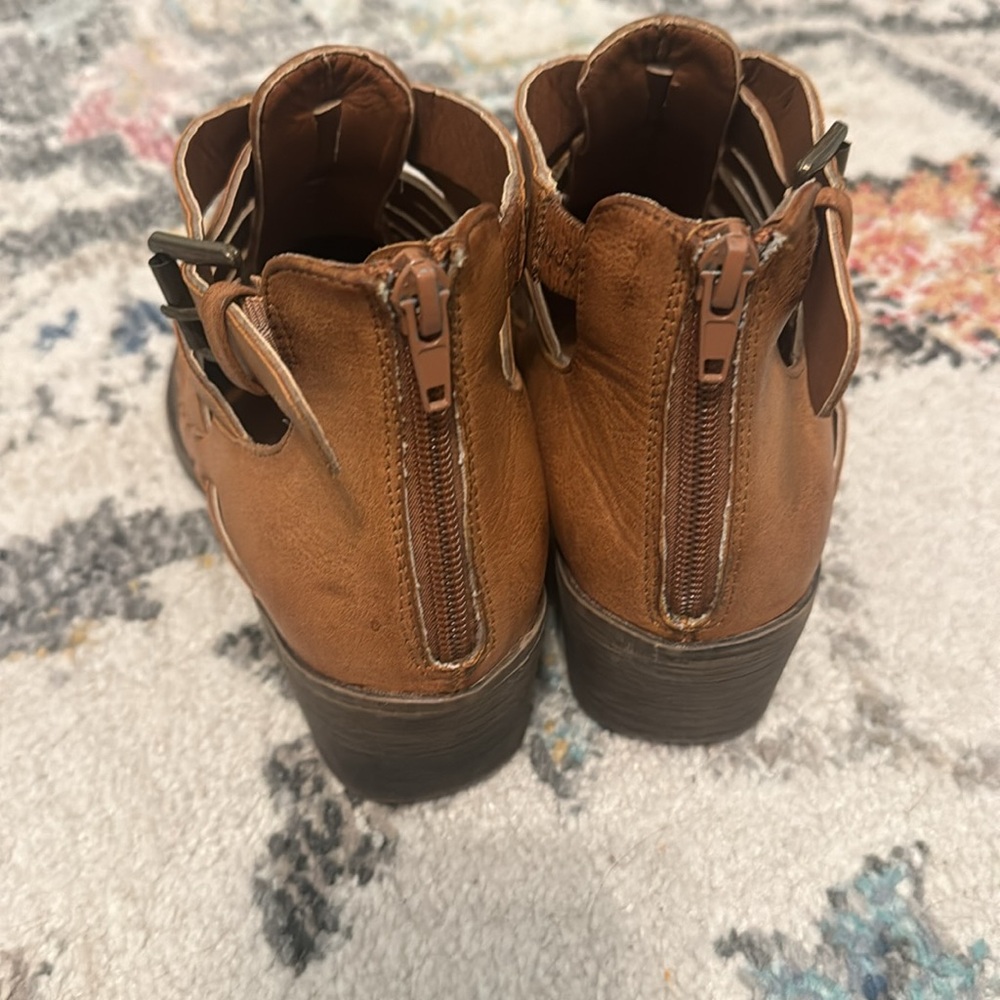 Volatile Women’s ankle boots. In good shape. Just never wear them. - Picture 2 of 4